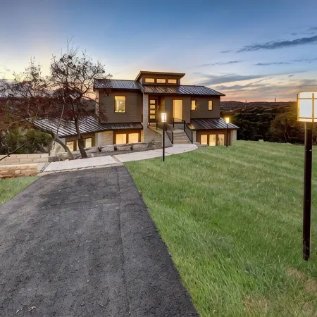 Bridge to Happiness: Cross the entry bridge into a gorgeous 4 bedrooms residence Отели рядом с достопримечательностью «Озеро Трэвис»
