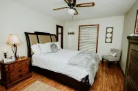 Riverfront cabin on Chauga River "Boarhogs  Place"