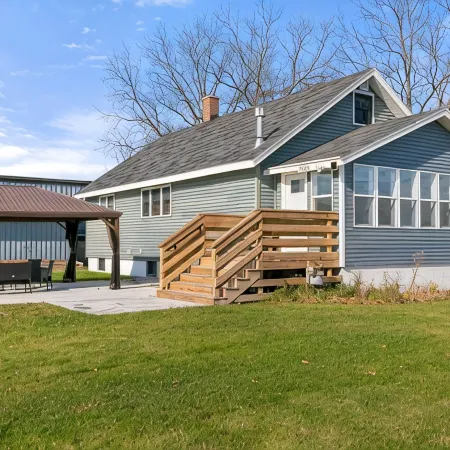 Kaiser House Sleeps 8, Traverse City 3 minutes away!  Pet friendly