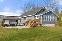Kaiser House Sleeps 8, Traverse City 3 minutes away!  Pet friendly - Homestays