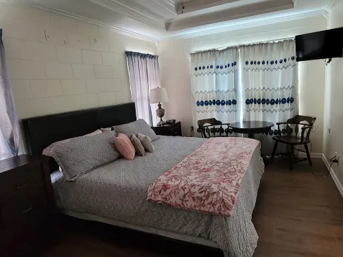 Affordable Family Getaway Palm Breeze Vacation Home - 2 ดาว