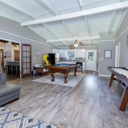 Lakefront Home, 6BR/4BA, Open Water/Dock. Sleeps 18. Boat Rental.