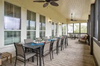 Twin Oaks Estate - Ultimate Retreat for Large Groups w/Heated Pool & Pickleball - 4 tähden