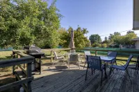 A 2000 sq ft Family Home W/ 2 King Bed + Game Room - A home away from home in a flourishing & inviti