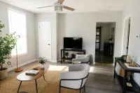 "The Homestead" UPSCALE STAY - Downtown with Yard