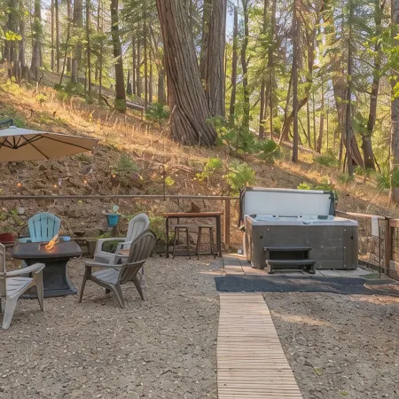 Owl's Nest - Walking Distance to Lake, Hot Tub, Pet Friendly w/ New AC