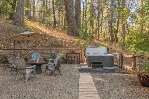 Owl's Nest - Walking Distance to Lake, Hot Tub, Pet Friendly w/ New AC
