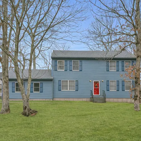 Comfortable and bright home - near downtown Mystic.