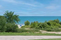Family & Business Travel Ready- North Beach Bungalow!  Minutes to Everything!