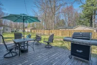 Lake George Getaway: Cozy cottage w/ kayaks, cornhole, Xbox, volleyball - 3 estrellas