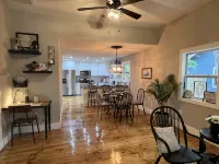 Farmhouse !!  1 min to  Randy’s Icehouse, Tx Beer Co & Taylor Liquor & 5 Samsung - Wifi