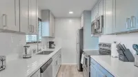 Beautiful Furnished 2 Bedroom w Fast Wi-Fi + Parking Space + Central DT Location - Homestays