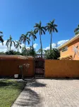 4-bedroom home off McGregor with guesthouse, pool and large yard in Fort Myers - Bungalows