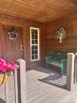 Redbud Retreat ~ Rustic family friendly cabin with New Hot Tub in Townsend!