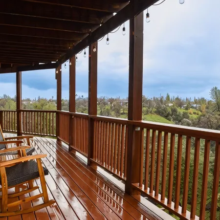 Private Room and Entrance, amazing views, deck space.