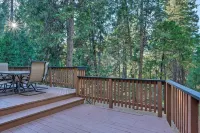 Spacious cabin with AC, private lake, hot tub, movie room