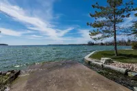 Lakeside Escape in Ramara - Country Houses