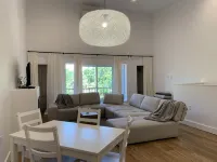 Sunset Limited: Two Blocks to the Beach. Sleeps 2 - 3성급