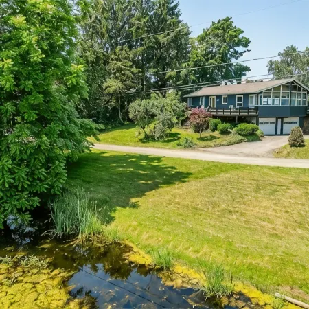 Lakefront Midcentury Cottage Hotels in Wayne County