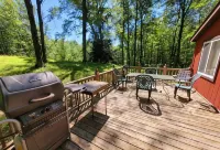 Lucky Bear Lodge. Secluded Cabin in the Woods, Beach Access. Pet Friendly