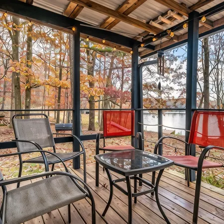 Secluded Lakefront Retreat: Fishing/Kayak/Paddleboard/Pets are Welcome