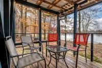 Secluded Lakefront Retreat: Fishing/Kayak/Paddleboard/Pets are Welcome