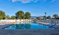 Entire 1500 sqft 2bed 2bath access to the pool don't be cramped in a room! - Pools