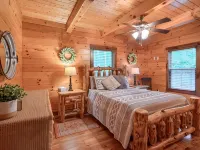 Christine's Chalet Cabin at Trickle Creek Hôtels à : Marion Township