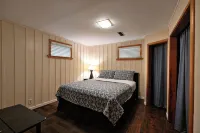 Sandy Shore Lodge- beautiful, private sand beach awaits! - Chalets