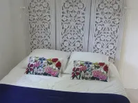 Charming house located on the shore of Lake Maubuisson, close to the ocean. Hotels in Carcans