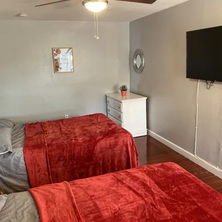 Great Seaside Family Escape - Walk to Beach and Bay -Patio, Parking, BBQ