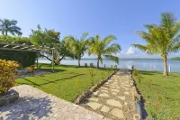 Luxury Waterfront Villa + FULL RESORT ACCESS! No sargassum! Hotels in 