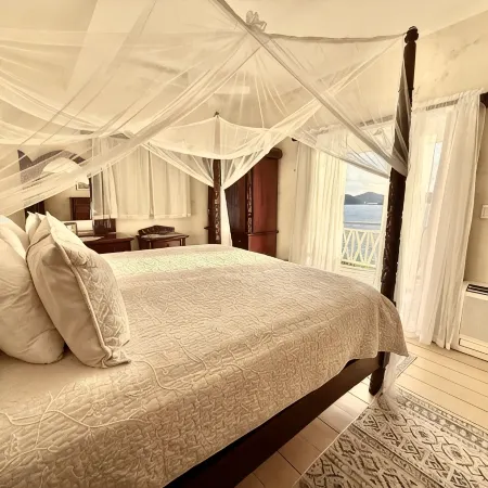 Artistically Designed Home with Huge Ocean Views, Small Dipping Pool and Hot Tub