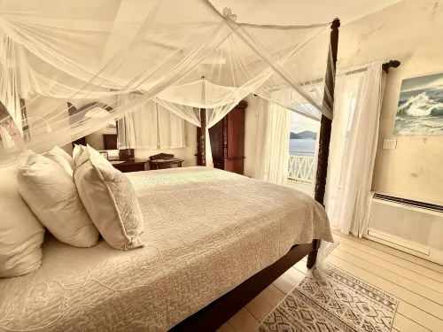 Artistically Designed Home with Huge Ocean Views, Small Dipping Pool and Hot Tub