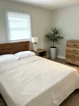 Cozy Modern Farmhouse Prime Lakeview Location - 3-Star
