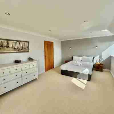 Stunning 7 Bedroom Escape Near New Forest and Beach - Large Garden - Sleeps 14 Rooms