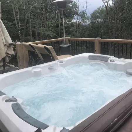 Free EV Charging, Loft, Views, Hot Tub, Pets, Private, 2 Beds, Firepit & Golfing