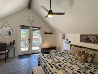 Modern Mountain Cabin with AC, Beautiful Views. 3 Min to Midtown.