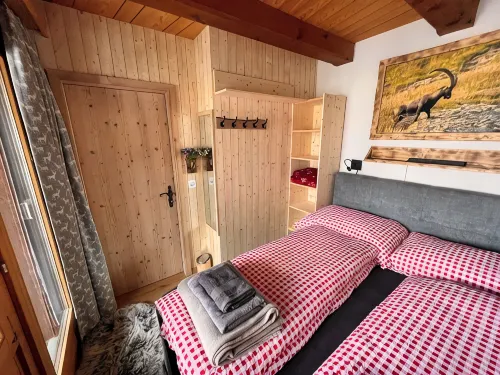 Cozy chalet in the Swiss Alps with Heidi bed. Pet friendly! - Wifi