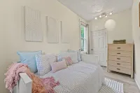 Brady St Retreat Front House - Sleeps 8 & Pets - บังกะโล