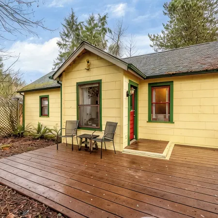 Cozy Cottage Retreat w/ Open Air Bath house, one minute walk to Squaxin Park