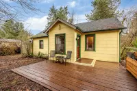 Cozy Cottage Retreat w/ Open Air Bath house, one minute walk to Squaxin Park