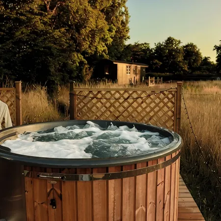 Romantic Luxury Shepherd’s Hut (Wagon) Near London & Windsor