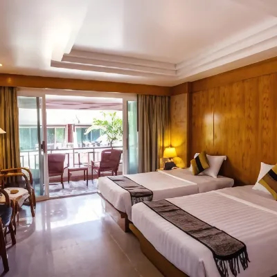 Phi Phi Banyan Villa Отели рядом с достопримечательностью «Бухта Тонсай»