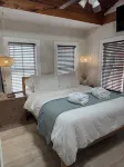 Charming Oceanview Bungalow - Prime Location - Steps to Beach - 3 tähden