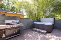 Spacious Layout │West Side │Walk Everywhere │Hot Tub │One Block to River - Bungalows