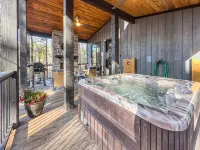 Somewhere With You -Features a hot tub & fire pit; accommodates 2 to 4 guests. - Chalets