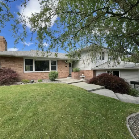 Clarkston House with pool! Relax and enjoy with family and friends