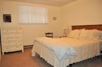 Two Bedroom Across from Outlet Pond on edge of village and wooded trails. - 3-Sterne