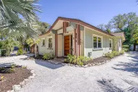 MI Oasis Getaway! Just 200 Steps to the Beach on a very quiet street - Villas